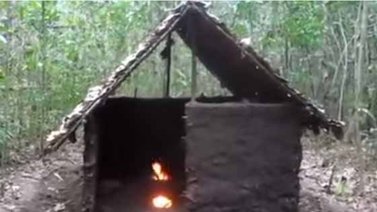 ¿Cómo sobrevivir en la selva sin nada encima?