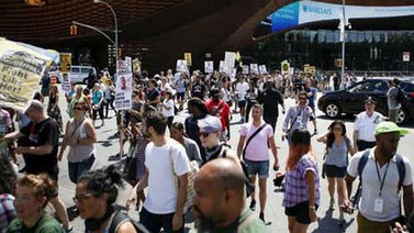 Marcharon en Ferguson a un año de la muerte de Michael Brown