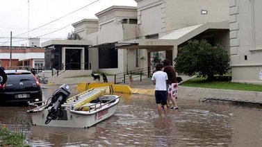 Inundaciones obligan a cambiar lugares de votación en Argentina
