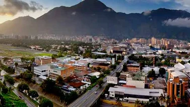 Prevén cielo parcialmente nublado con lloviznas aisladas