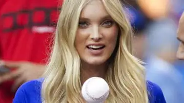 Un ángel de Victoria lanzó la primera bola en un partido de béisbol Un ángel de Victoria lanzó la primera bola en un partido de béisbol