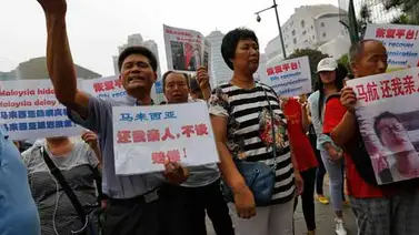 Familiares de los pasajeros del vuelo MH370 reanudan las protestas Familiares de los pasajeros del vuelo MH370 reanudan las protestas