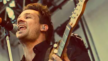 Cantante de Tan Biónica choca contra vehículos y es golpeado por vecinos Cantante de Tan Biónica choca contra vehículos y es golpeado por vecinos