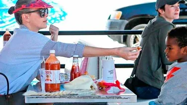 Charlize Theron adopta otro hijo