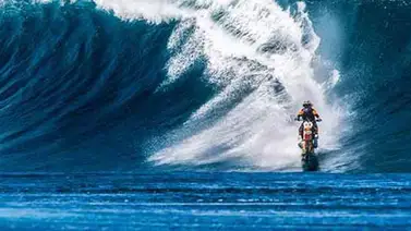 Piloto surfea con su moto impresionante ola Piloto surfea con su moto impresionante ola