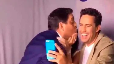 Daniel Sarcos anda de besucón con puros tipos