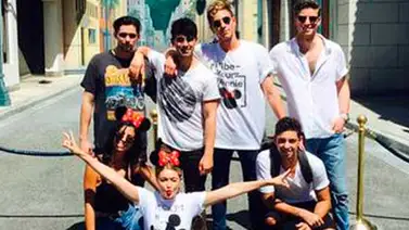 Joe Jonas y Gigi Hadid llevaron su romance al lugar más feliz de la Tierra Joe Jonas y Gigi Hadid llevaron su romance al lugar más feliz de la Tierra