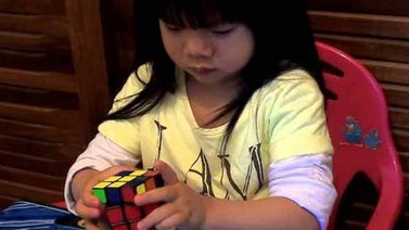 Niña de 3 años resuelve un cubo de rubik en 47 segundos