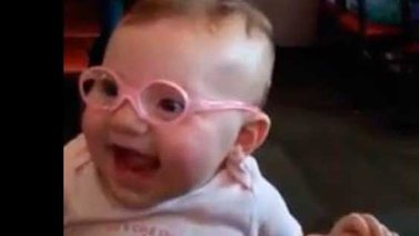 Tierna reacción de bebé al ver con claridad a sus padres por primera vez