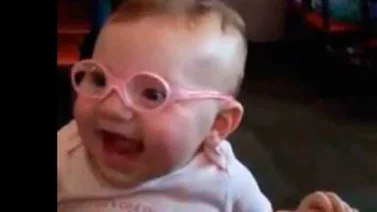 Tierna reacción de bebé al ver con claridad a sus padres por primera vez