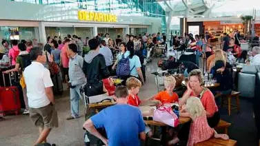 Erupción volcánica obliga a cerrar aeropuertos en Indonesia Erupción volcánica obliga a cerrar aeropuertos en Indonesia