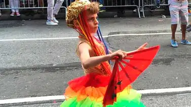 Niño de 8 años disfruta desfile del orgullo gay Niño de 8 años disfruta desfile del orgullo gay