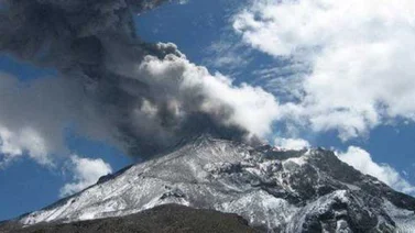 Nueva explosión en volcán Ubinas dispersa cenizas en radio de 15 Km