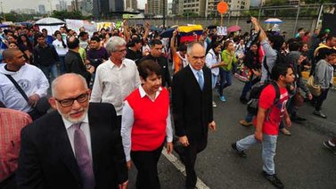 Profesores exigen aumento de sueldo vía Twitter