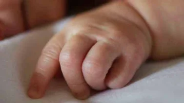 Un bebé despierta en el ataúd durante su funeral