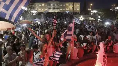 Abarrotan plaza Sintagma tras triunfo del "no" Abarrotan plaza Sintagma tras triunfo del "no"