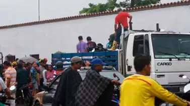 Habitantes de Guadualito trancan acceso en protesta por desatención Habitantes de Guadualito trancan acceso en protesta por desatención