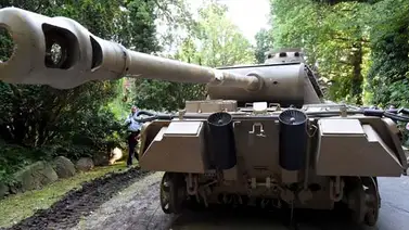 Allanaron su casa y consiguieron un tanque de guerra nazi Allanaron su casa y consiguieron un tanque de guerra nazi