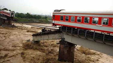 Al menos doce muertos al caer un tren militar a un río en Pakistán