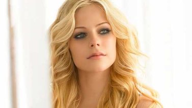Avril Lavigne rompe en llanto al recordar la enfermedad que padece