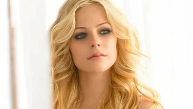 Avril Lavigne rompe en llanto al recordar la enfermedad que padece
