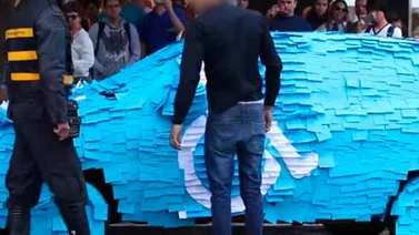 Dan lección a conductor por estacionar en lugar para discapacitados