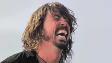 Dave Grohl se rompe una pierna en pleno concierto