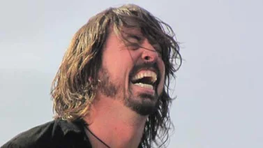 Dave Grohl se rompe una pierna en pleno concierto