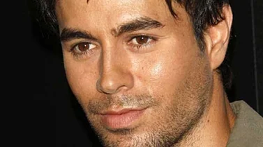 Enrique Iglesias muestras fotografía de su mano herida