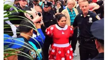 Minnie y Hello Kitty se pelean por la propina Minnie y Hello Kitty se pelean por la propina