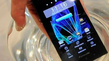 Mira como puedes arreglar tu celular después de mojarlo