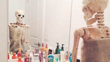 Skellie un esqueleto mega famoso en redes