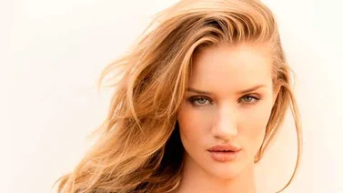 Rosie Huntington Whiteley desnuda sus encantos