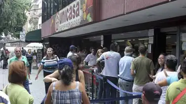 Durante la cola se mata el tiempo como sea Durante la cola se mata el tiempo como sea