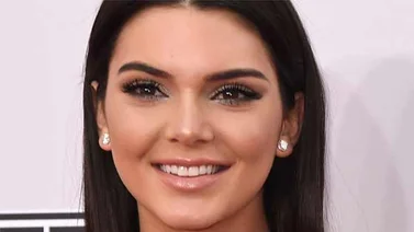 Kendall Jenner se deja tocar por una mujer