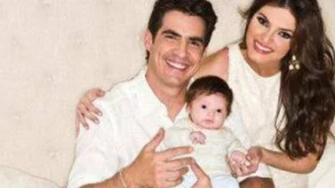 Luis Gerónimo Abreu muestra a su hijo por primera vez