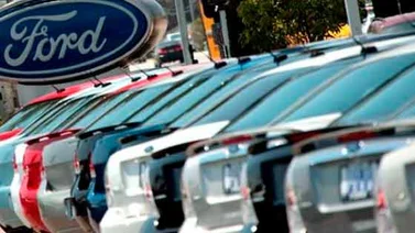 Ford Motor venderá autos en dólares para reactivar operaciones