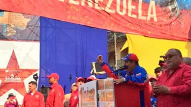 Maduro aprueba aumento salarial del 30%
