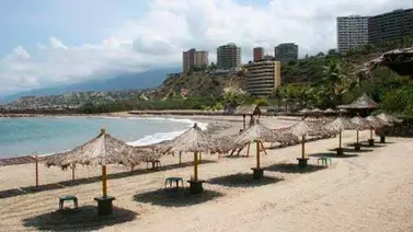 Demolieron kioscos en playa de Vargas Demolieron kioscos en playa de Vargas