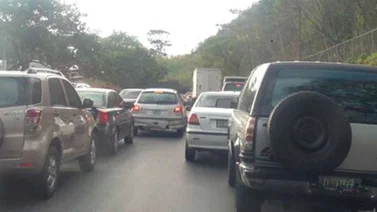 Reportan fuerte retención vehicular en Hoyo de la Puerta