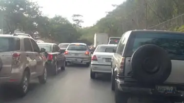 Reportan fuerte retención vehicular en Hoyo de la Puerta Reportan fuerte retención vehicular en Hoyo de la Puerta