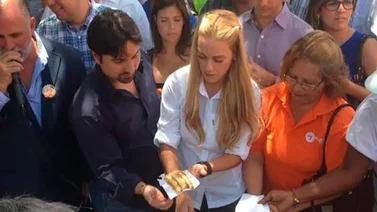 Le picaron la torta a Leopoldo López en Chacaíto