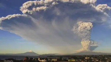 Cancelan vuelos en Argentina por cenizas del volcán Calbuco Cancelan vuelos en Argentina por cenizas del volcán Calbuco