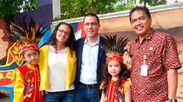 Arreaza visitó escuela venezolana en Indonesia