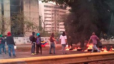 Quemaron un carro y se registraron detonaciones frente a Daka