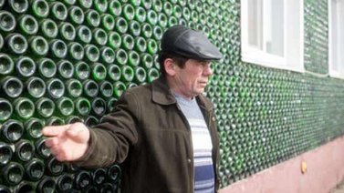 Hombre usó 12.000 botellas de champagne para construir su casa