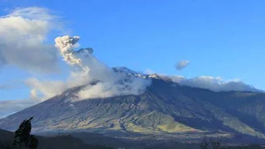 Reportan caída de ceniza tras reactivación volcán en Ecuador