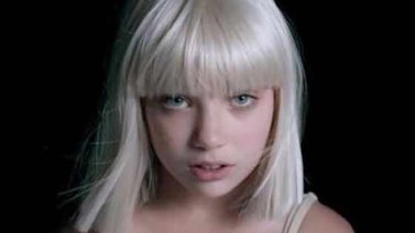Sia lanza su nuevo vídeo con la niña de Chandelier