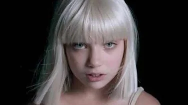 Sia lanza su nuevo vídeo con la niña de Chandelier