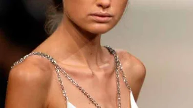 Francia busca prohibir modelos "muy flacos"